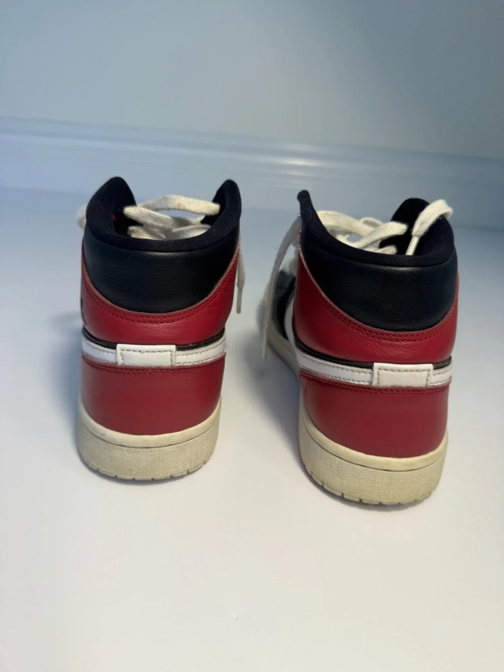 Nike Air Jordan 1 Mid GS Black White Red 6.5Y Youth   Womens 8 BQ6472-016